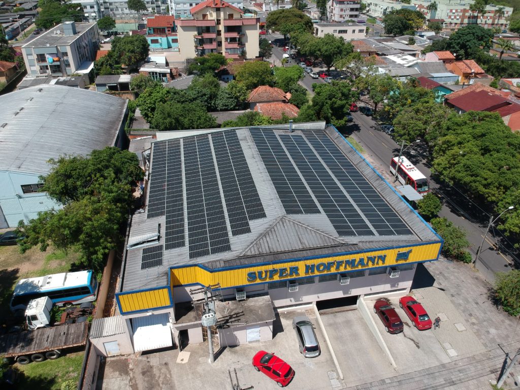 Instalação de energia solar em supermercado de Porto Alegre